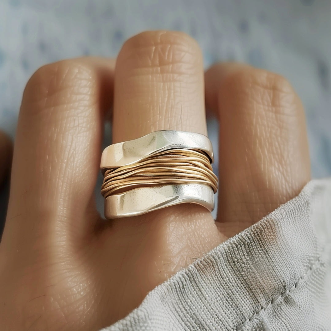 Bague en argent avec des fils dorés