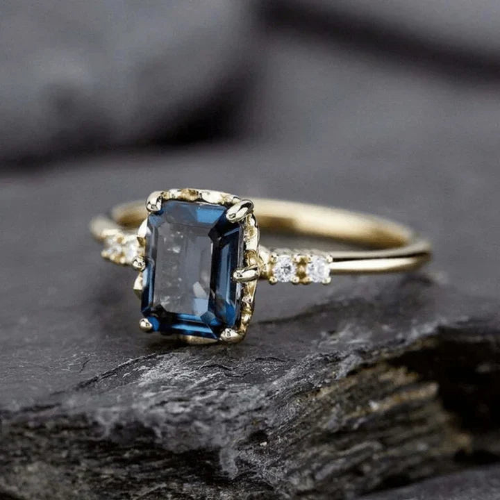 Bague vintage en cristal bleu et or