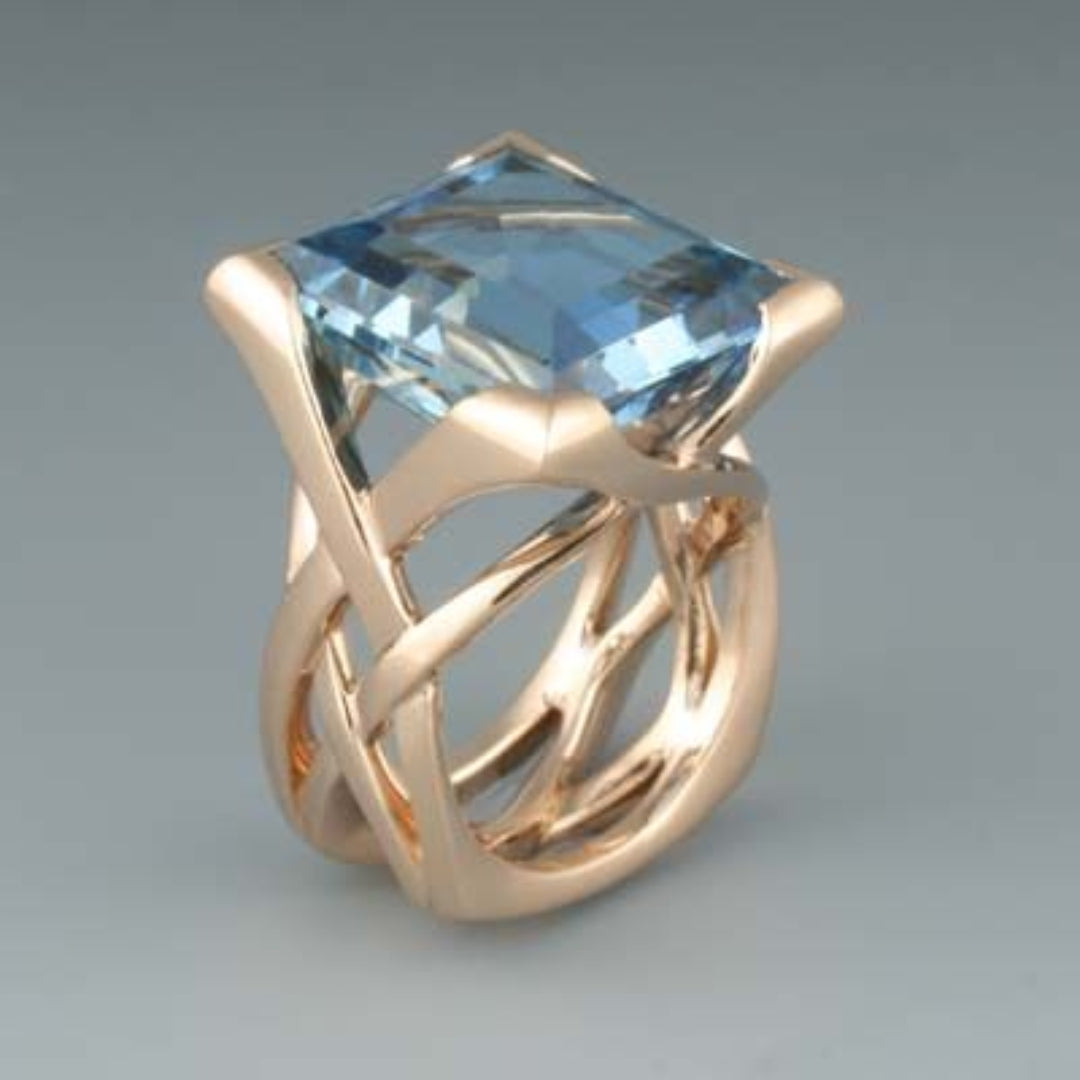 Bague en or rose vintage avec zirconium bleu