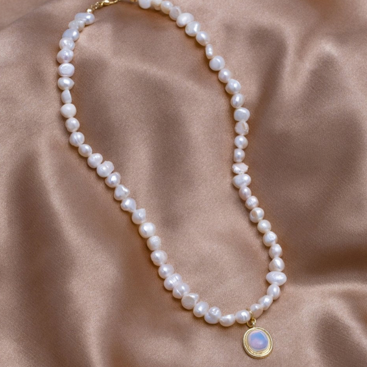 Collier en perles avec pierre de lune en or