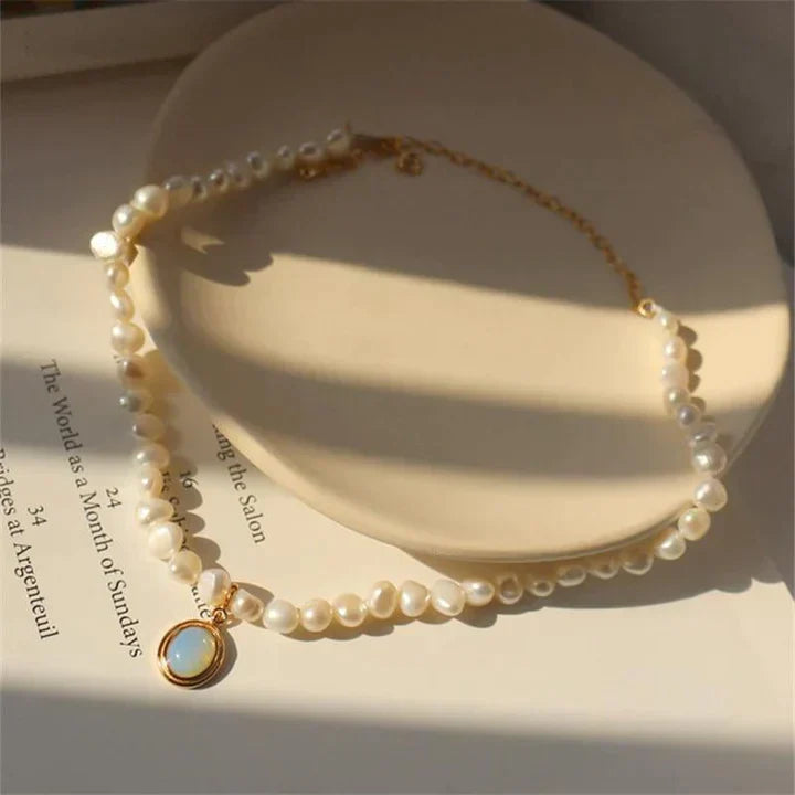 Collier en perles avec pierre de lune en or