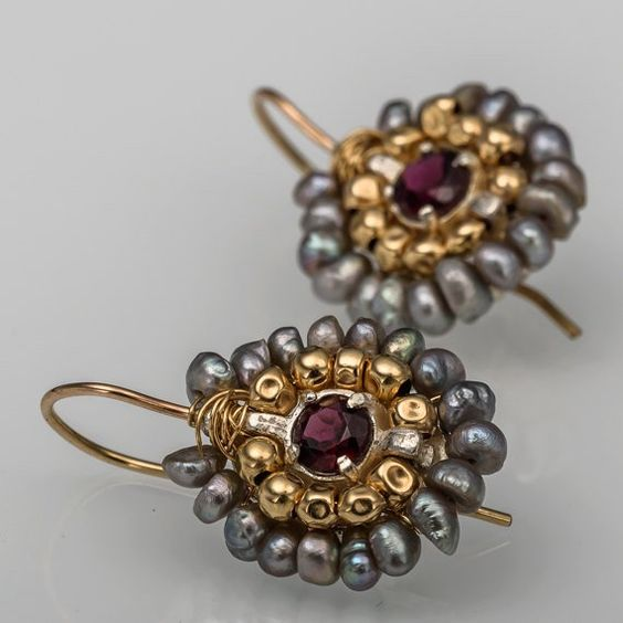 Boucles d'oreilles vintage avec des pierres grises et dorées