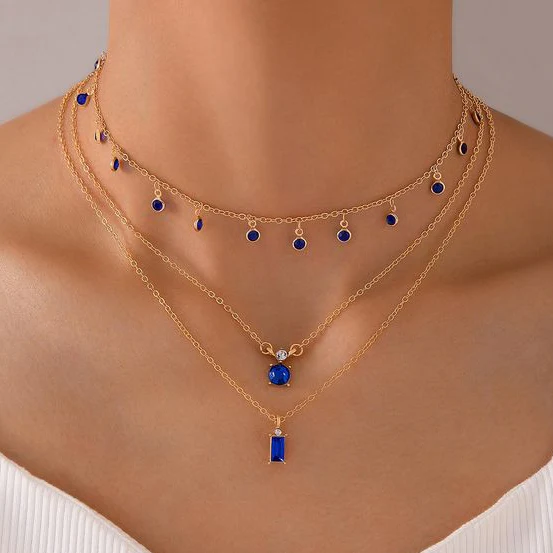 Collier vintage en or avec des zirconias bleues