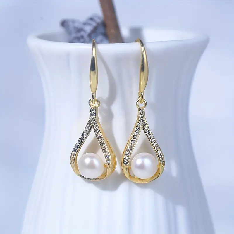 Boucles d'oreilles en perles blanches avec des diamants en or