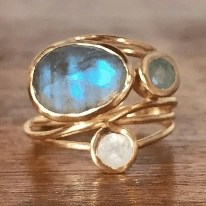 Bague vintage avec une pierre de lune bleue incrustée