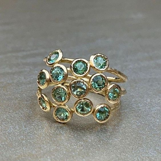 Bague vintage avec verre vert incrusté