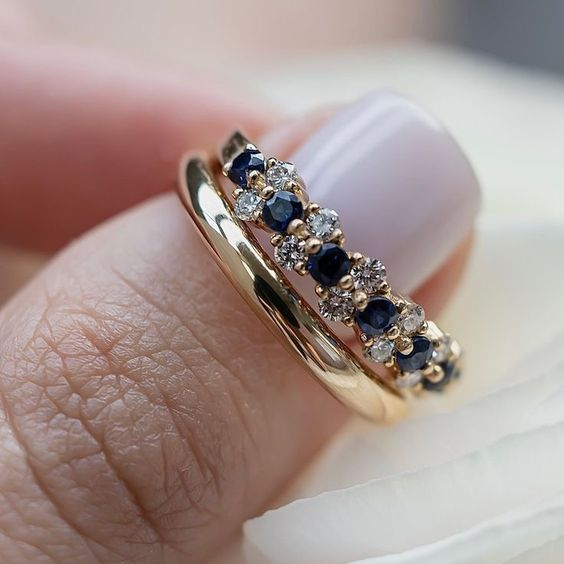 Bague vintage dorée élégante avec zirconium bleu