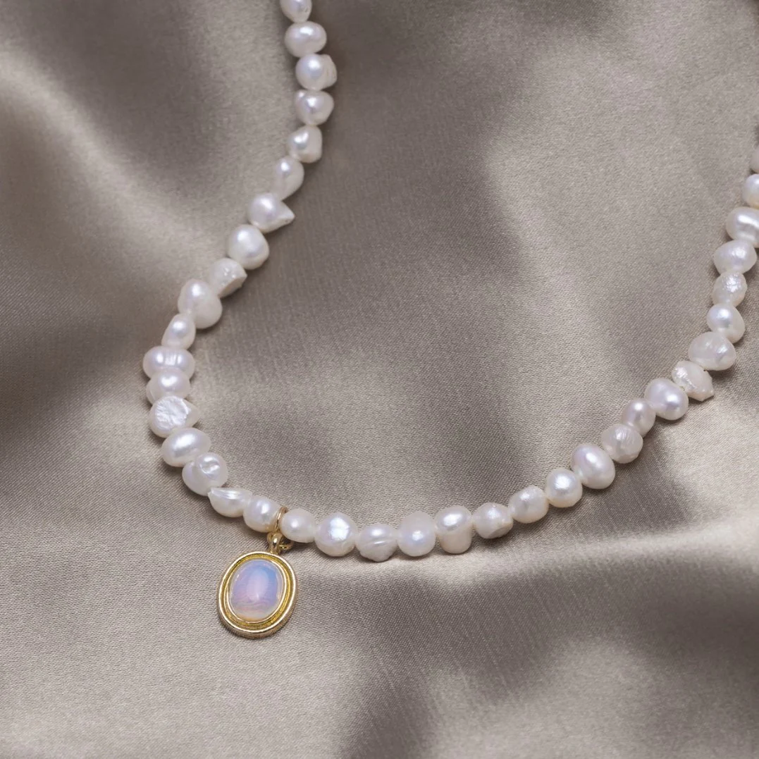 Collier en perles avec pierre de lune en or